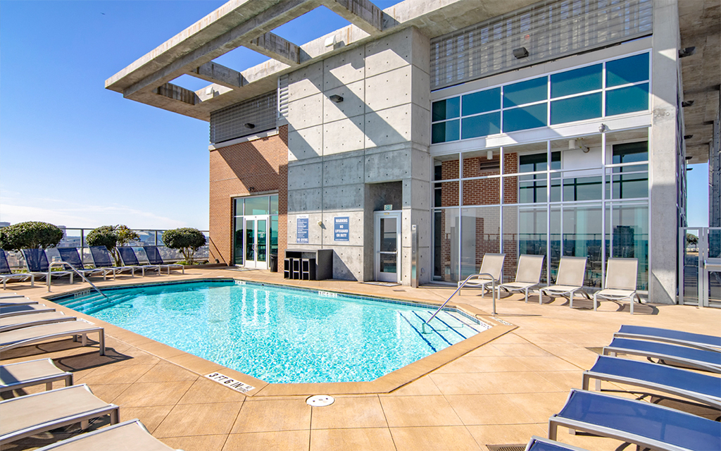 Square on Fifth apartments pool deck. Off-campus housing near Georgia Tech in Midtown Atlanta.