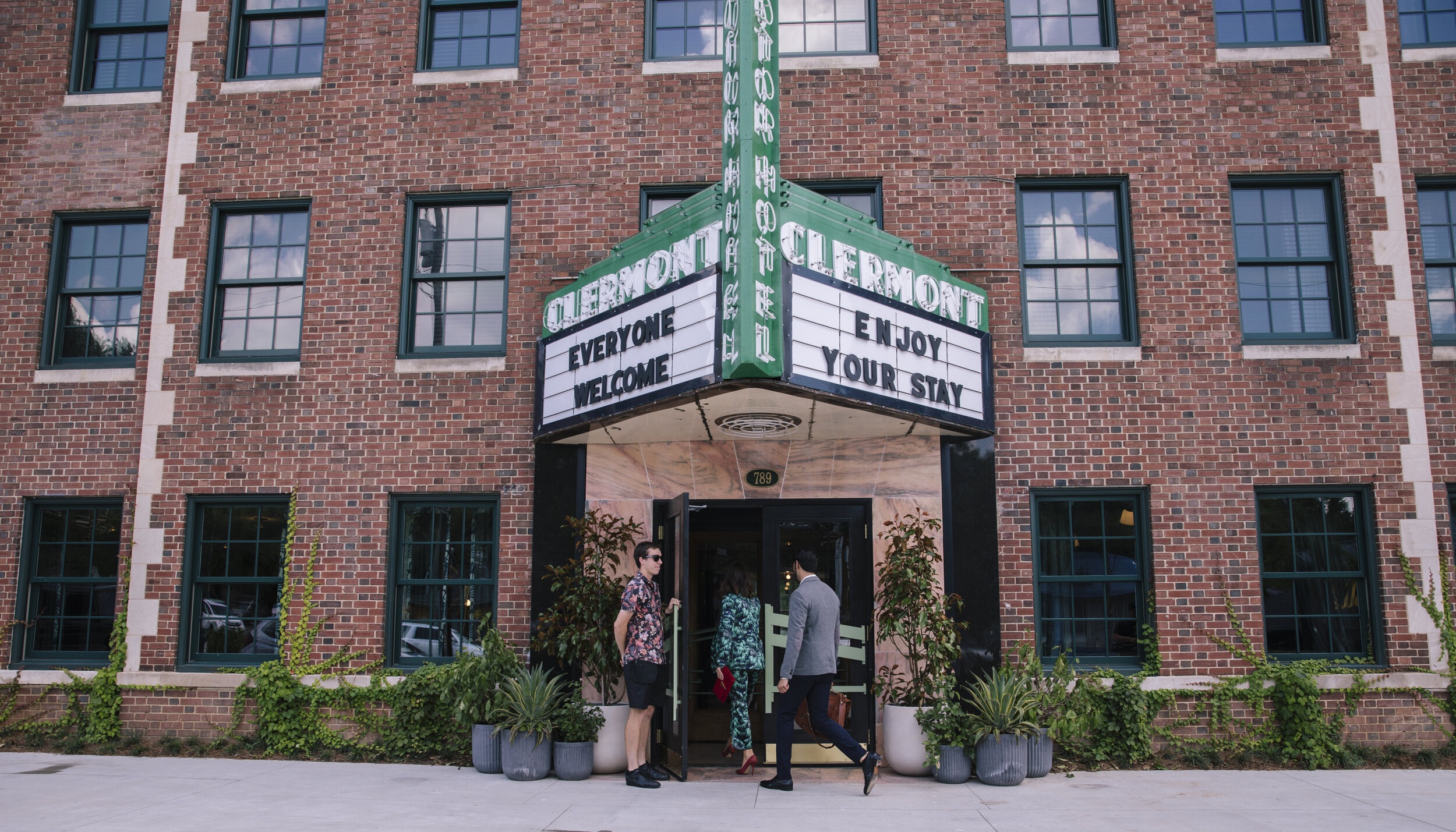 Exterior image of Hotel Clermont.